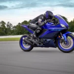 2024-Yamaha-YZF-R320-EU-Icon_Blue-Action-002-03