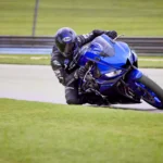 2024-Yamaha-YZF-R320-EU-Icon_Blue-Action-003-03