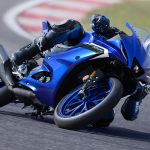 2025-Yamaha-YZF-R125-EU-Icon_Blue-Action-005-03