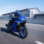 2025-Yamaha-YZF-R125-EU-Icon_Blue-Action-006-03
