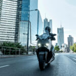 2025-Yamaha-XMAX300ASVH-EU-Ceramic_Grey-Action-001-03