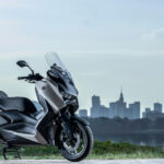 2025-Yamaha-XMAX300ASVH-EU-Ceramic_Grey-Static-001-03