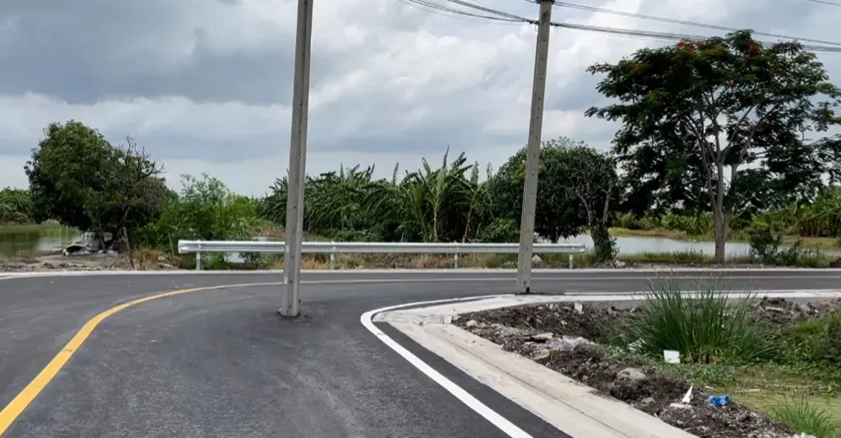 ออกแบบโคตรล้ำ! เสาไฟกลางถนน