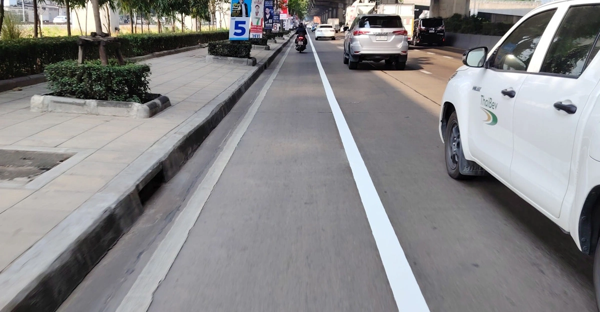 ถนนพระราม 9 ตีเส้นทางจักรยานยนต์ เพื่อสองล้อปลอดภัย