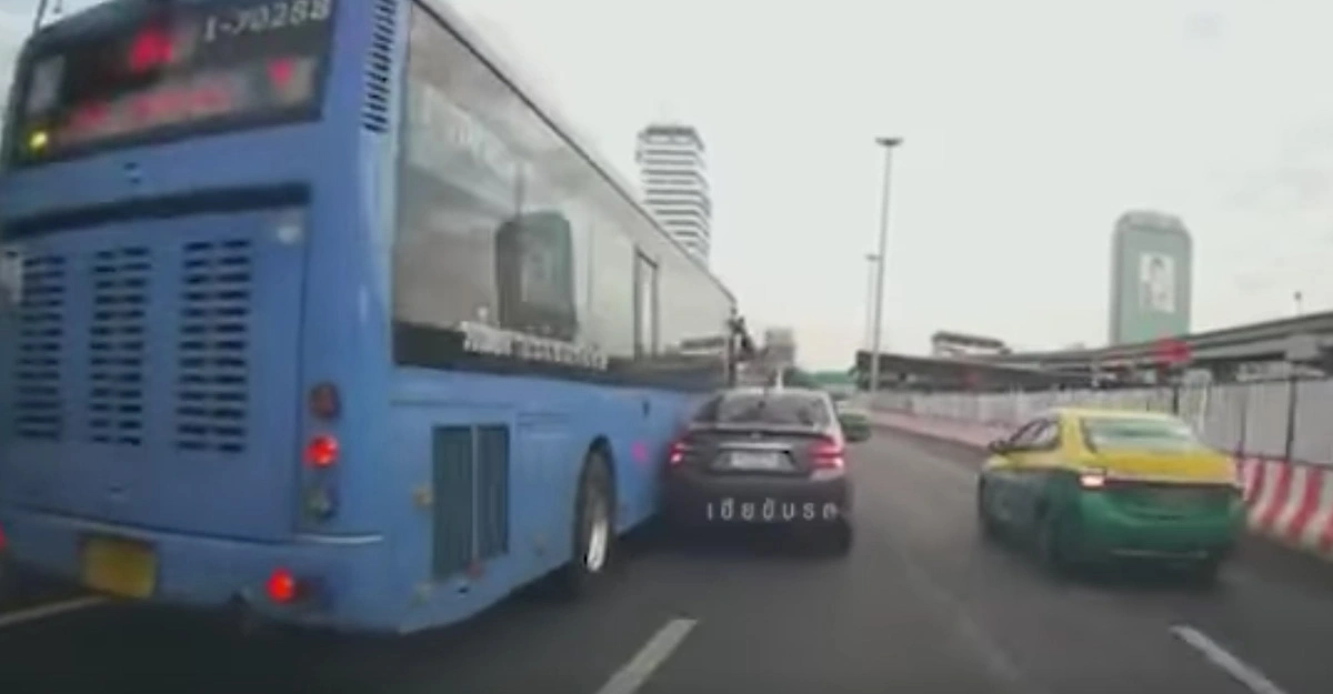 รถเก๋งเบียดรถเมล์ เปลี่ยนเลนกลางถนน แบบนี้ใครผิด?