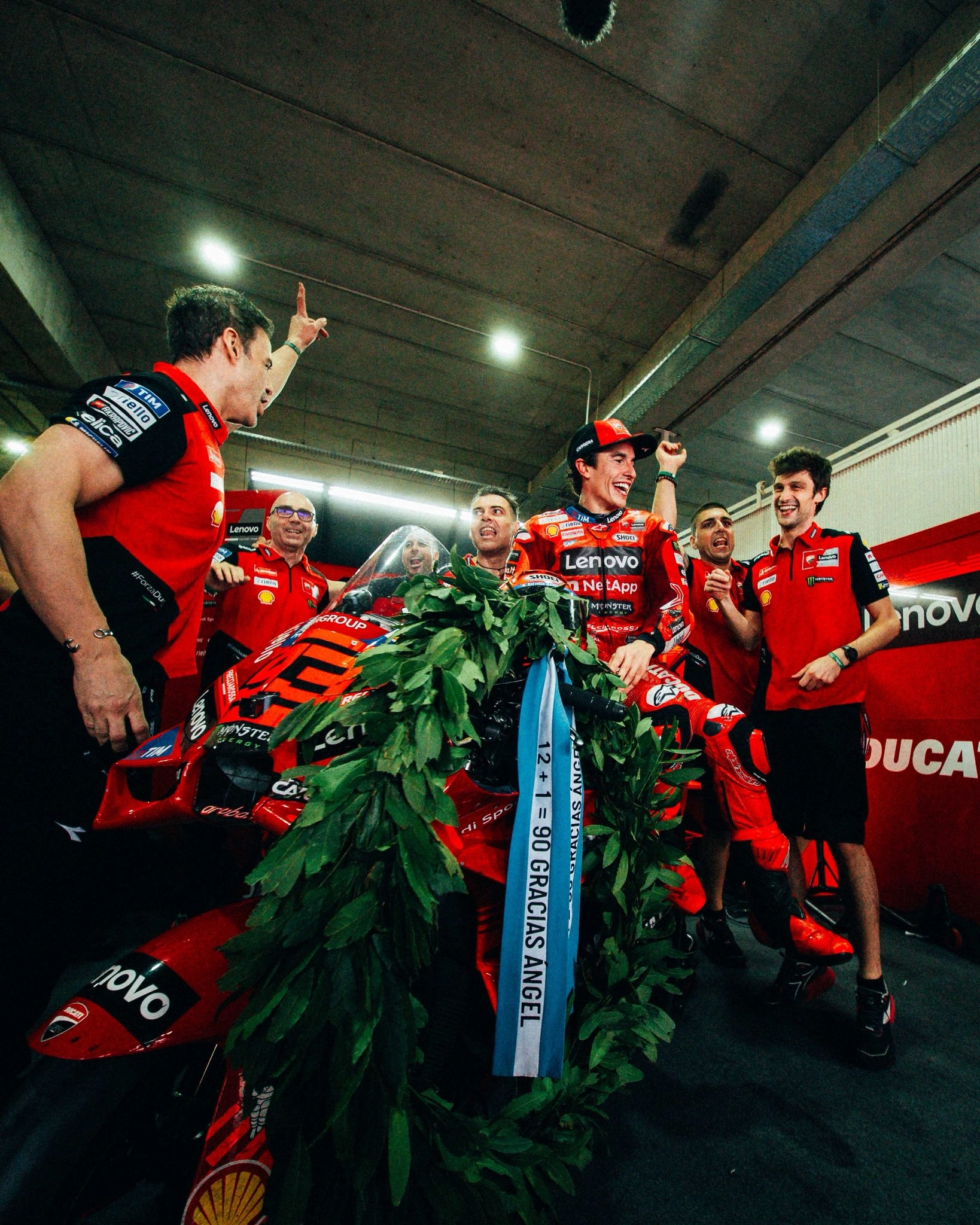 มาร์ค มาร์เกซ แขวนหมวก