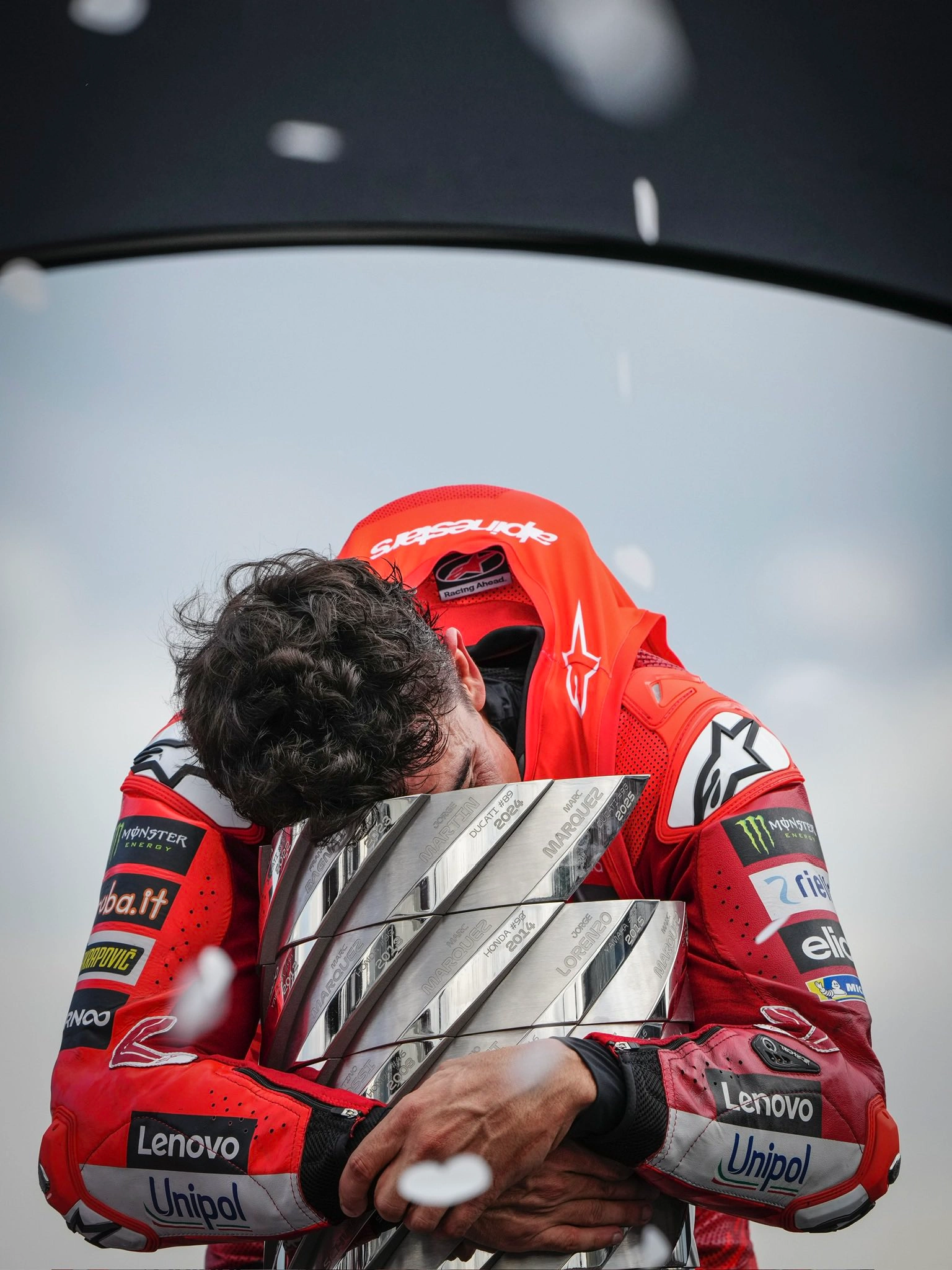 มาร์ค มาร์เกซ แขวนหมวก