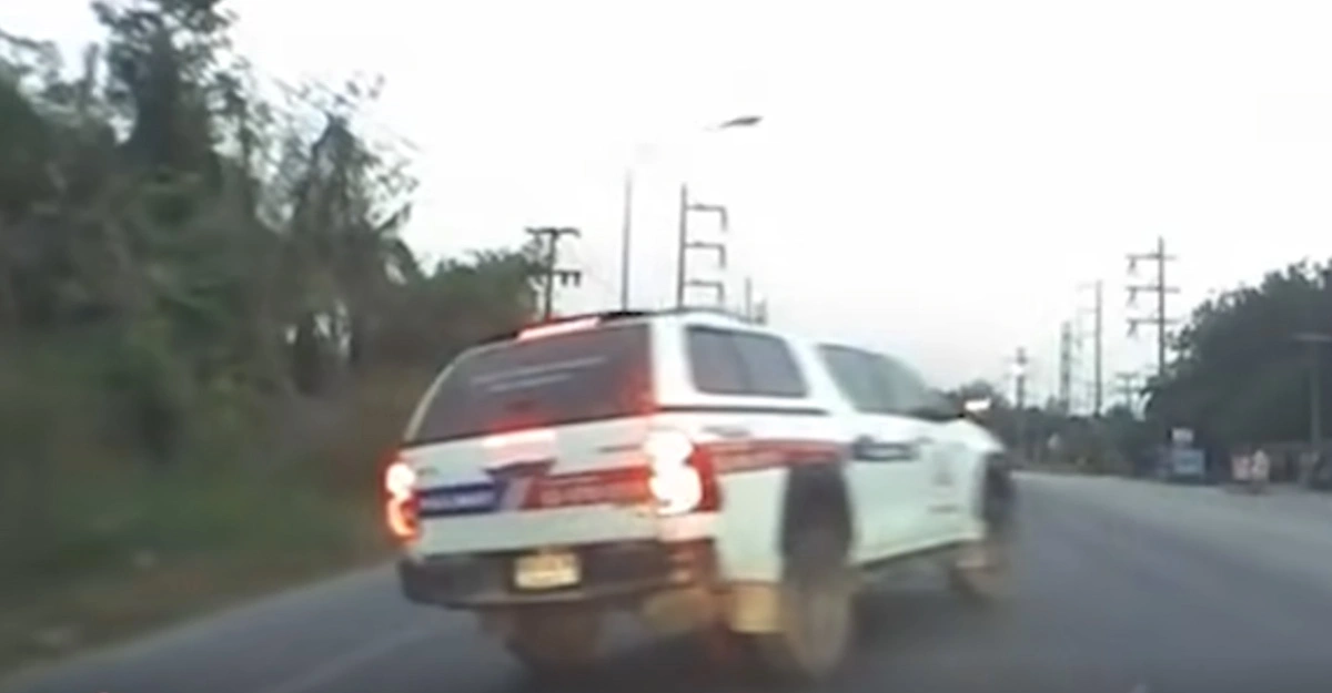 เปิดไฟเลี้ยวปุ๊บเลี้ยวปั๊บ! หนุ่มใจหายหวิดเกิดอุบัติเหตุ