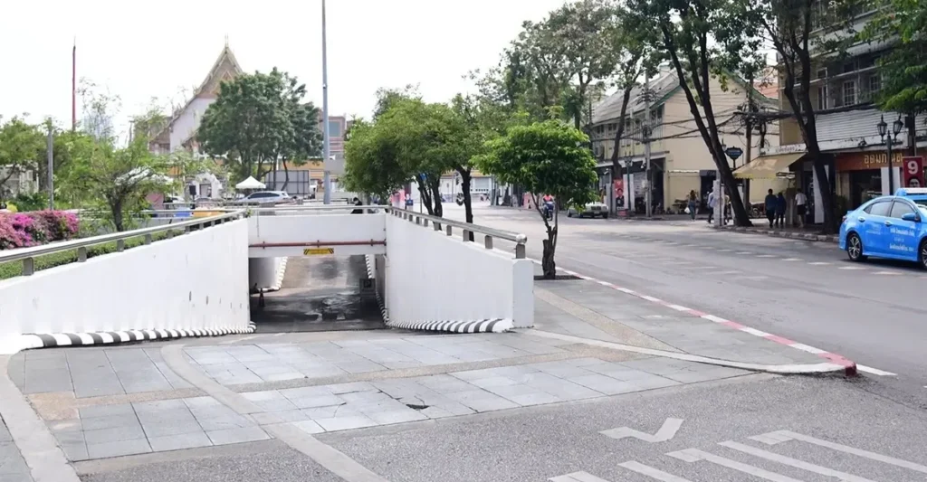 ปลดล็อกที่จอดรถใต้ลานคนเมือง