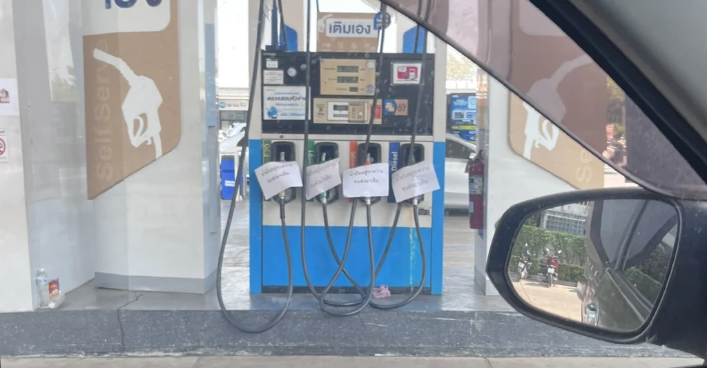 วิกฤตลามกรุง ปั๊มน้ำมันหมด