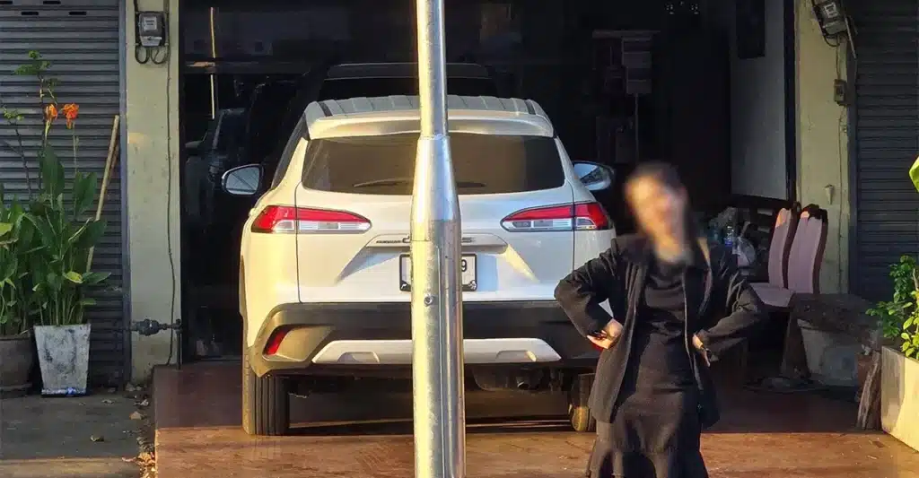 เสาไฟขวางหน้าบ้าน