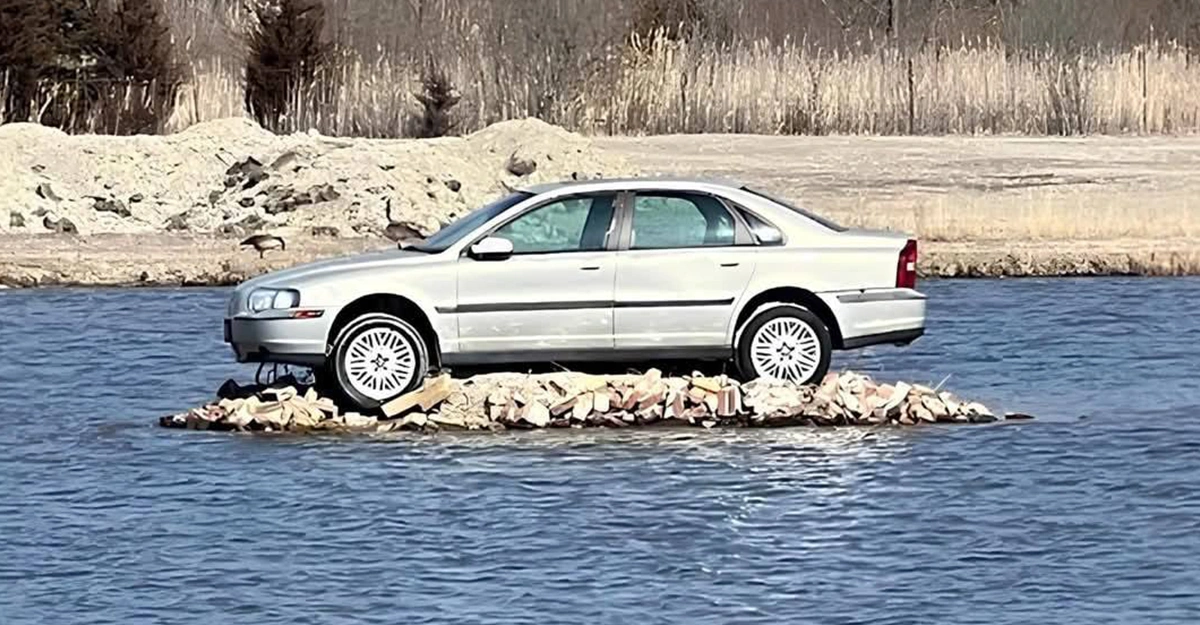 Volvo Island เรื่องจริงไม่อิงนิยาย เกาะปริศนาที่มีรถยนต์จอดคันเดียว