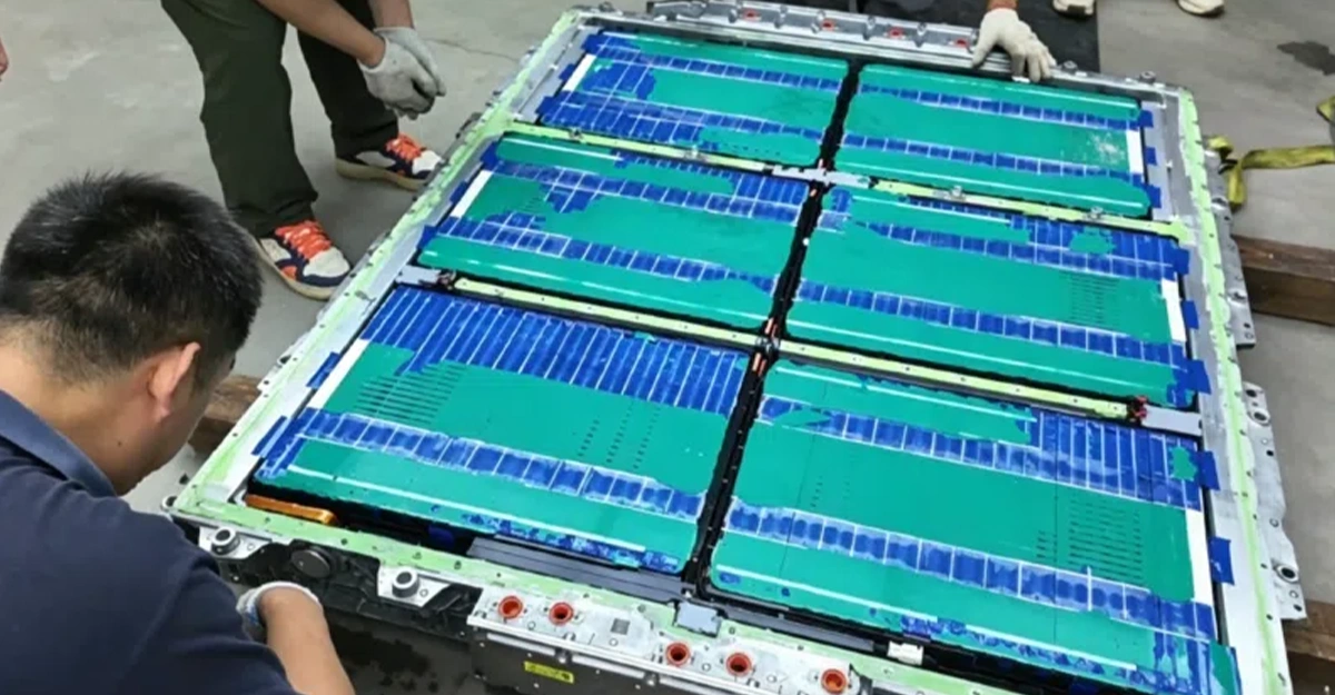 แบตเตอรี่ BYD Blade โชว์แกร่ง! รื้อโหดนาน 8 ชม. ยืนยันไฟไม่ท่วม