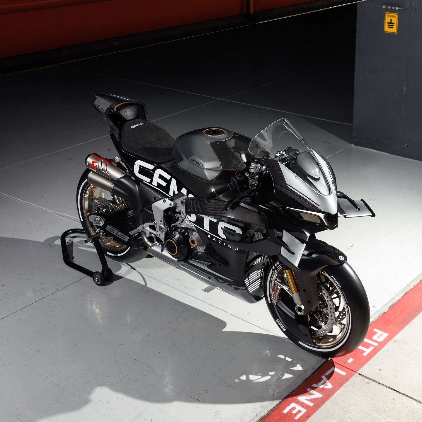 cfmoto-v4sr-rr-brembo-brakes-akrapovic