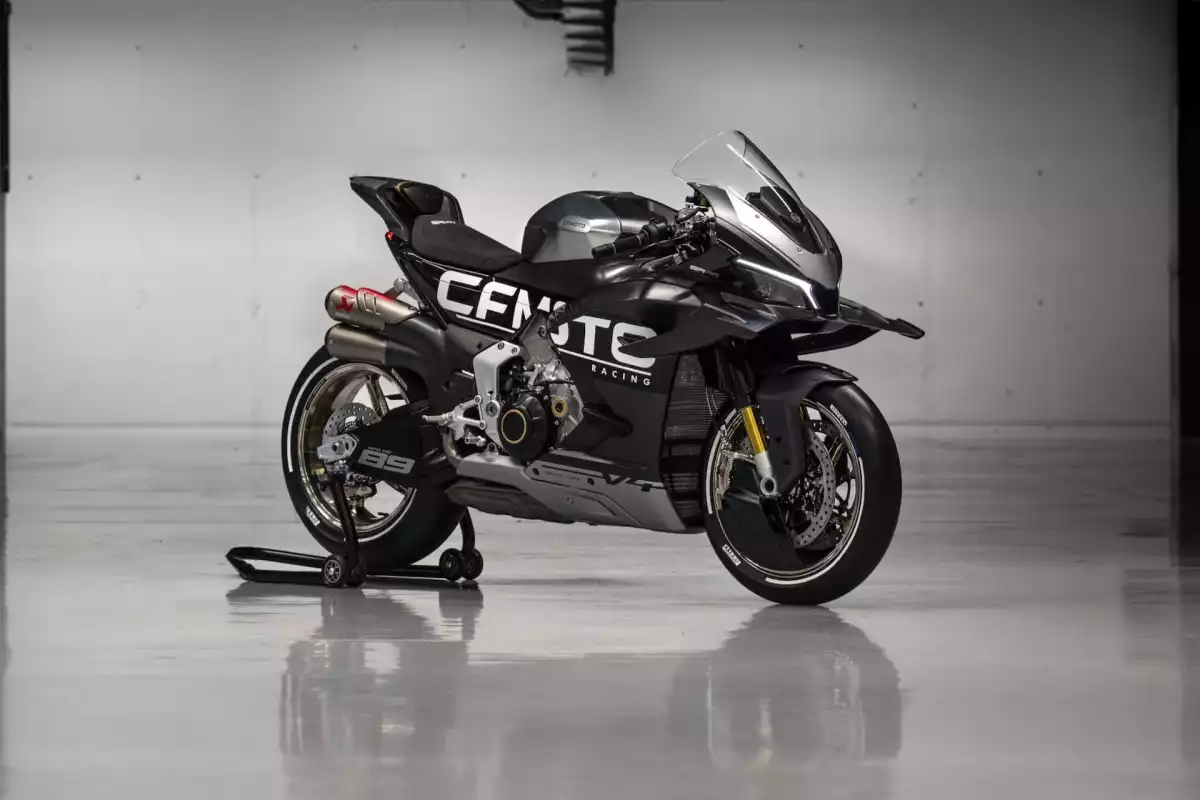 cfmoto-v4sr-rr-track-testing