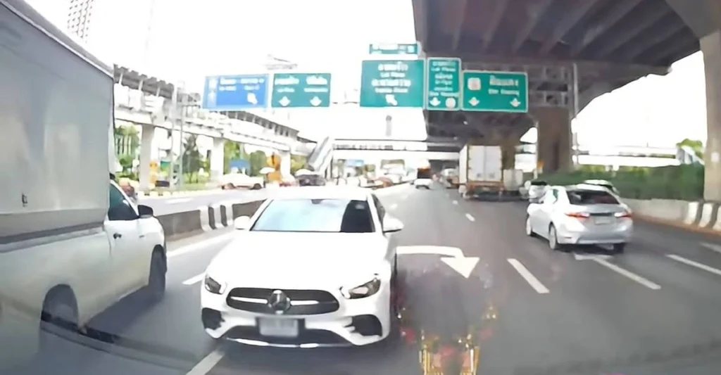 เบนซ์ขับย้อนศร วิภาวดี