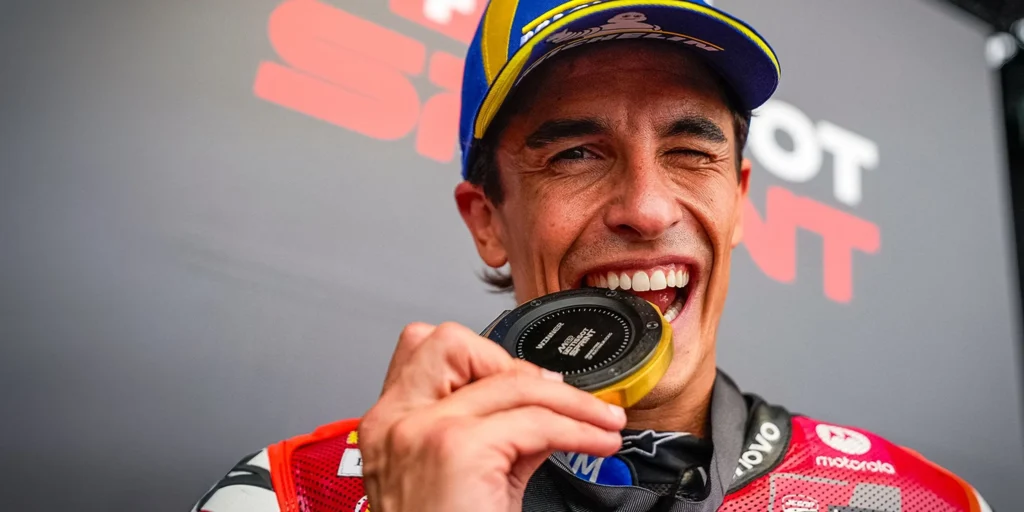 Marc Marquez MotoGP 2026 ชนะ Sprint ออสเตรเลีย พลิกขึ้นนำแชมป์โลก หลัง Jorge Martin พลาดล้ม